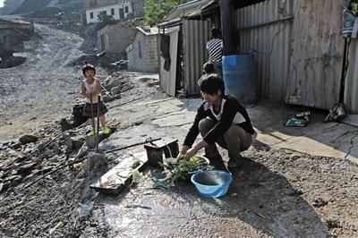 2014年4月11日，金沙江岸边，一人在用山上的泉水做饭。金沙江水他们是不食用的。