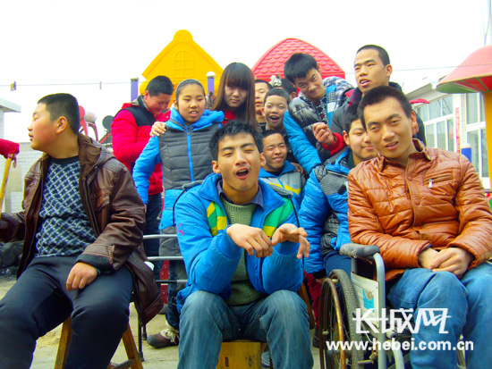 爱心小院里的孩子们   冯雅辉 摄