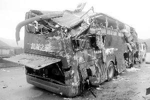 事故大巴已面目全非。通讯员供图