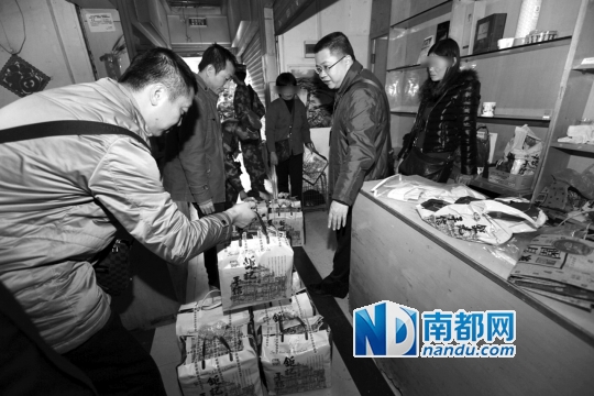 拱北海关缉私警察捣毁“水客”走私窝点。南都记者陈坤荣 通讯员 杜建国 摄