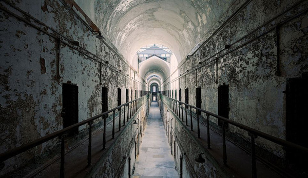 城市探险:摄影师记录美国废弃建筑荒凉场景(高