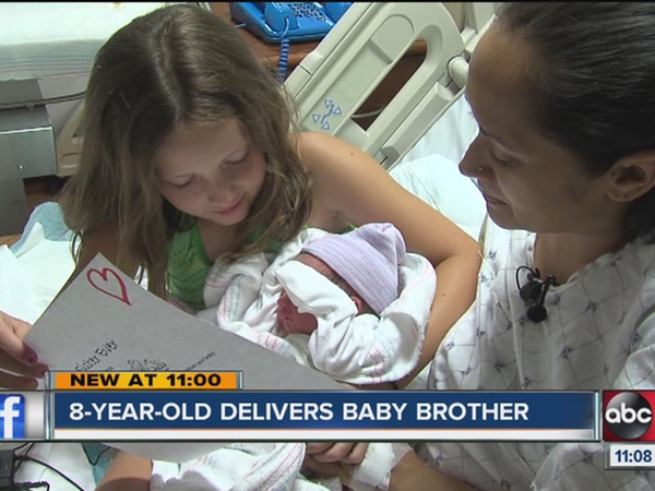 年仅8岁的杰斯敏在911接线员的指导下，帮助母亲顺利生下一名男婴（视频截图）