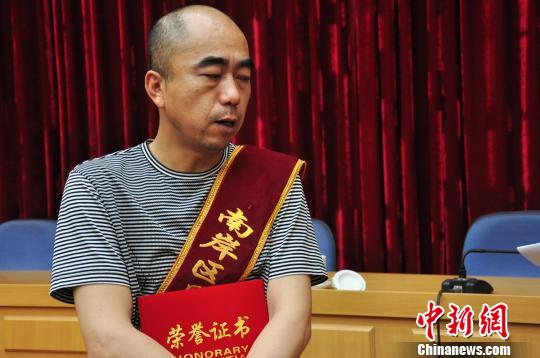 重庆汉子广州火车站勇斗歹徒 获道德风尚基金