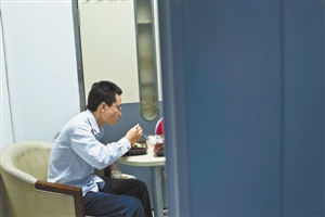 值班的秦医生刚刚打回一份盒饭,吃到一半,警铃响起,秦医生匆匆放下