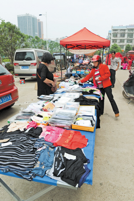 　　岳麓区天顶街道柏家塘小区前流动摊贩扎堆。