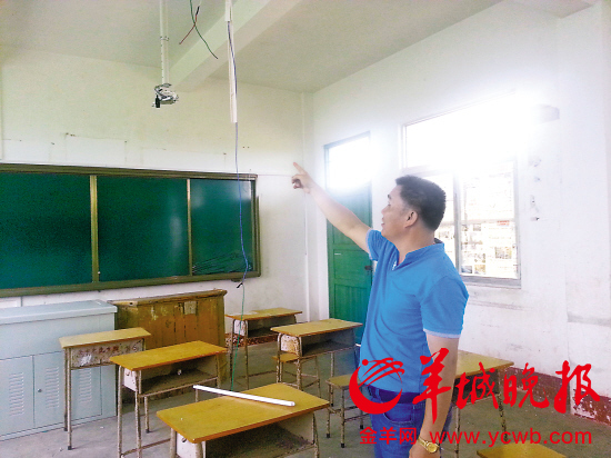 记者电流向电压破坏初中遭介绍的学校学校物理老师情况图片