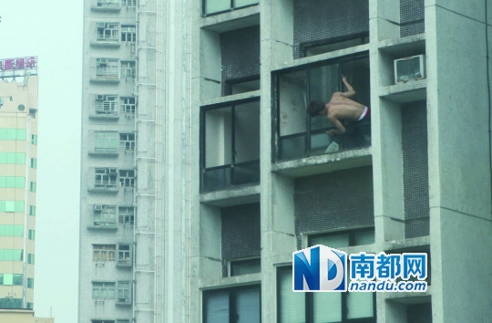 香港九龙,一位工人赤膊在高空作业。据统计,香港每年平均约有200宗的职业意外死亡个案。