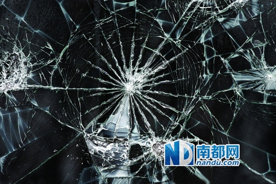 钢化玻璃碎掉后呈现蜂窝网状结构，不会划手。 资料图片