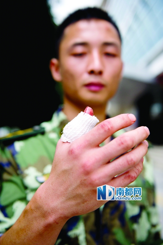 悍妇双刀砍老公 消防员夺刀救人|护栏|中队长