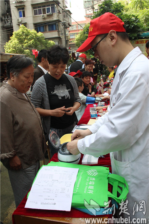 武汉自力社区开展志愿者助残活动(图)|医生|患者