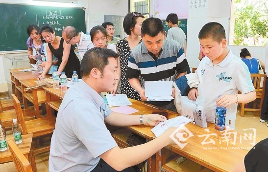 昆明多所民办初中小升初现场确认|家长|幼儿