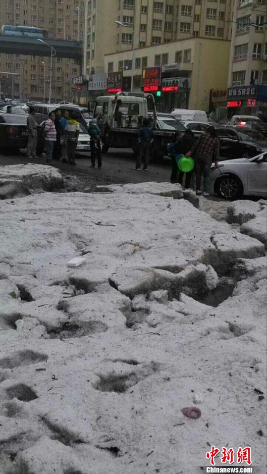 哈尔滨突降冰雹部分街道冰雹堆积约10厘米高解培华摄