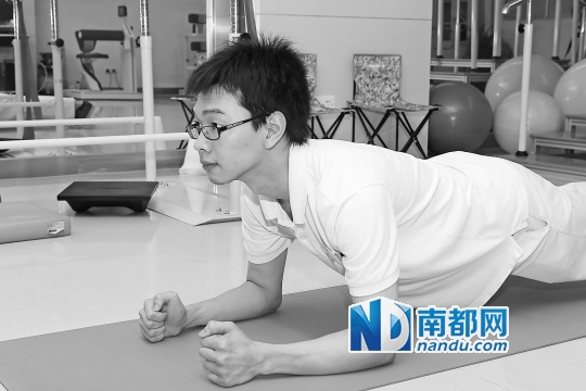 错误姿势：头往上抬。