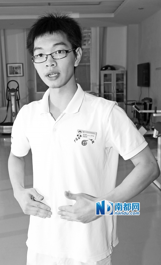 示范人员说，训练时要腹部收紧，不能憋气。