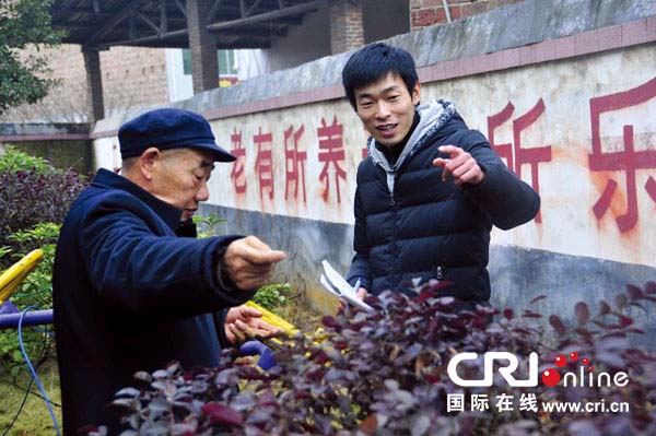 秦玥飞在敬老院看望村中老人