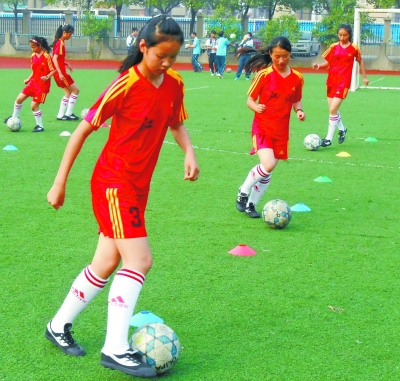 江汉区中学 有了初中女子足球队|足球队|带球