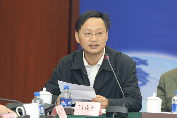 中国职业安全健康协会秘书长肖克源主持会议