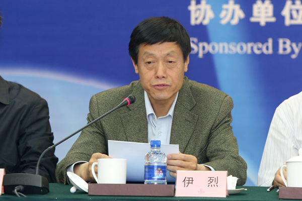 中国职业安全健康协会副理事长伊烈宣读《中国职业安全健康协会行为安全专业委员会工作条例（草案）》