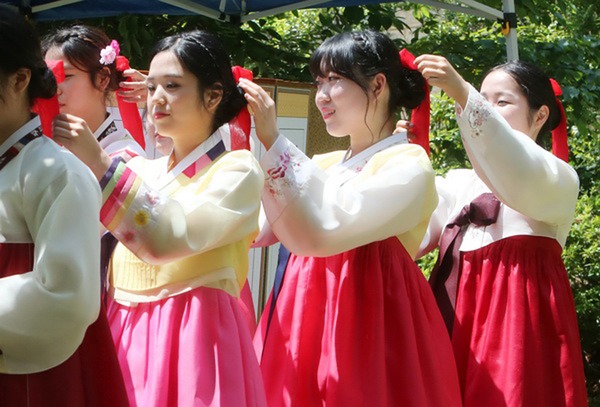 庆星大学韩国文学系的女生们穿着色彩艳丽的韩服准备进行成人礼(网页截图)