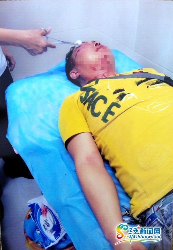 当事人受伤严重接受治疗(三亚新闻网记者 刘丽萍翻拍)