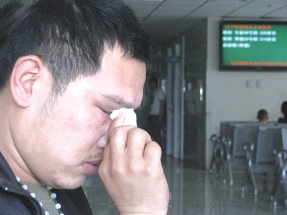 孙建兆不时用纸巾擦着受伤的眼睛。 本报记者 王丽芳 摄