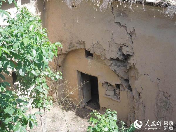 部分窑洞常年未修整，已经有一些裂缝。张龙 摄