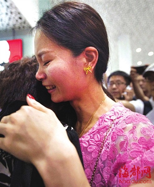 亲生母亲泣不成声，翁小姐安慰道：“这些年我过得很好。”