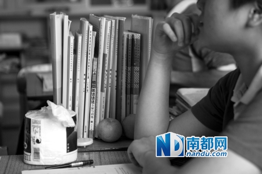 和普通学生一样,同学们的课桌上放满了复习资料。