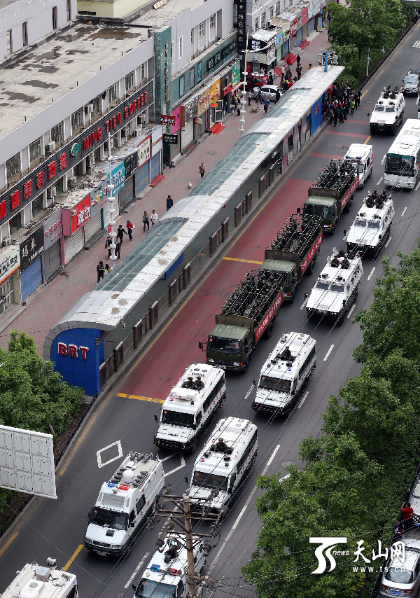 5月23日，新疆军警民联合武装巡逻暨严厉打击暴力恐怖活动专项行动誓师大会在乌鲁木齐南湖市民广场举行。卢民一摄