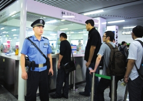 5月23日，地铁2号线长沙火车南站，民警统一佩枪巡逻。图/实习生杨杨