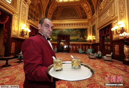 　　埃里克·贝佐在蒙特卡洛大赌场工作了23年，为客人提供服务。