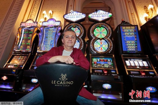 　　老虎机技术工人雷米·福，在蒙特卡洛大赌场工作20年。