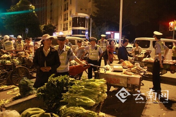 夜摊占道堵路 昆明交警突击围堵清理(组图)