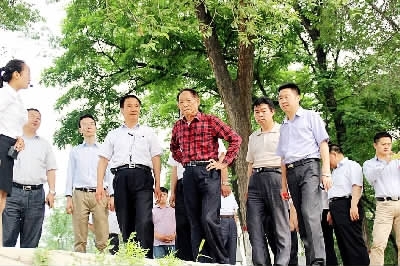 宋福如(左二)与袁隆平院士(中)交流肥料问题