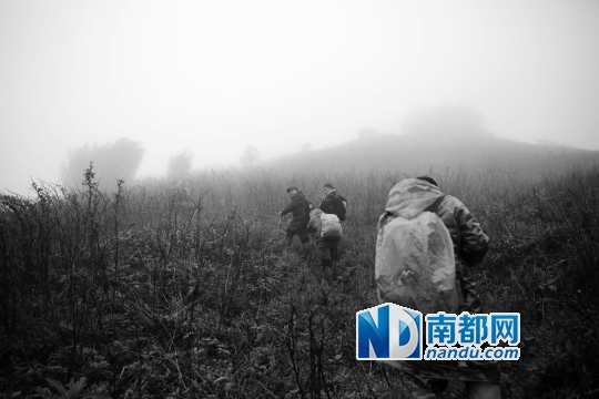 志愿者历尽艰难,重走老兵路。
