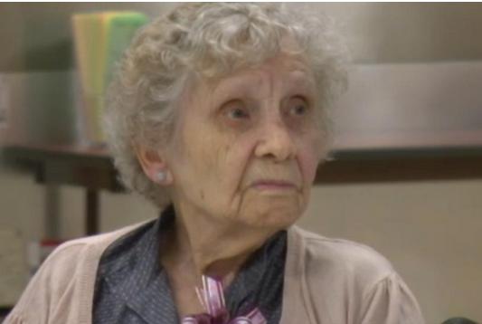 9岁老妇因欠缴5美元费用 75年后才获学位证(图