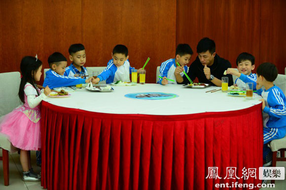 《中国足球梦米卢来了杜淳惨变摆设 化身全陪