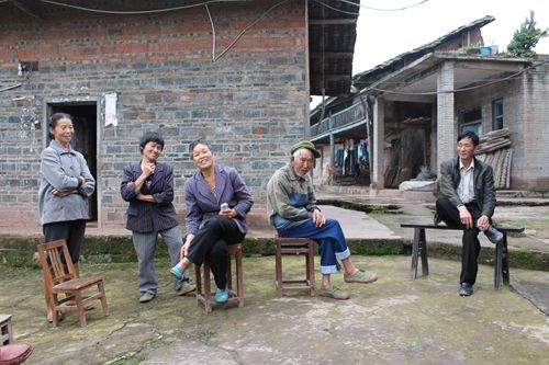 邻居杨秀碧(左二)村书记湛林(右)都认为李德会(中)夫妇是全村的榜样。 记者 古建祥 摄