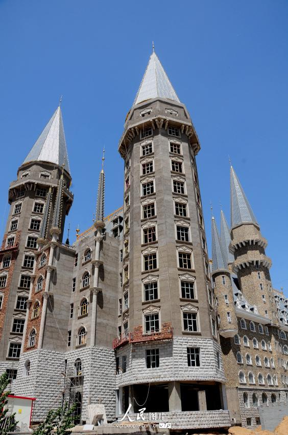 　　近日，位于石家庄的河北美术学院惊现一所魔幻般的城堡，因其外形酷似《哈利波特》中的霍格沃兹魔法学校，引起媒体和网友们的关注。（贾敏杰/人民图片）