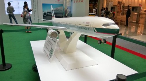 现场展示仿真的国泰航空波音777-300型飞机