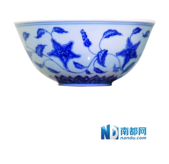 天民楼藏瓷：明成化青花内外缠枝花卉纹宫碗。