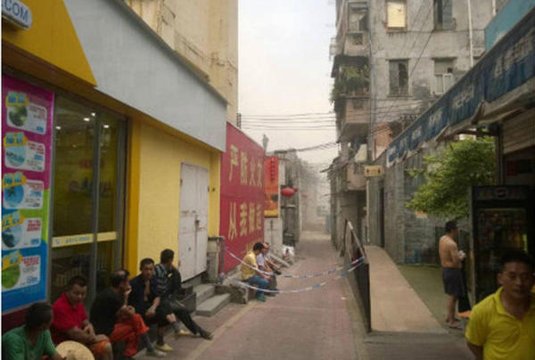 图为现场浓烟滚滚。