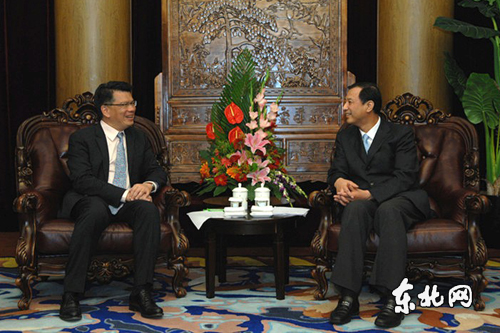 孙尧与黎达诗亲切交谈。谢景刚 摄