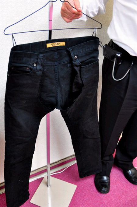 <em>日本</em>变态男剪开裤裆露阴部 自称被看很高兴(图