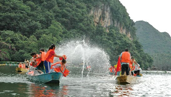 普者黑游人互打水仗.