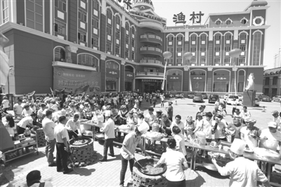 铁锅炖鱼配大馒头 龙江最美de味道|配料|志愿者