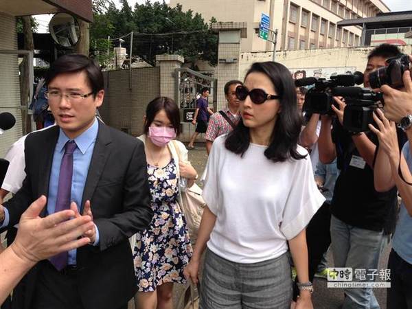 赵藤雄长媳（戴墨镜者）与魏春雄女儿（戴口罩者）今上午到台北看守所送日常用品与个人药物。  图片来源：台湾“中时电子报”