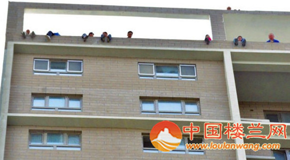 新疆库尔勒市:民工为讨工钱爬上24楼楼顶|工钱