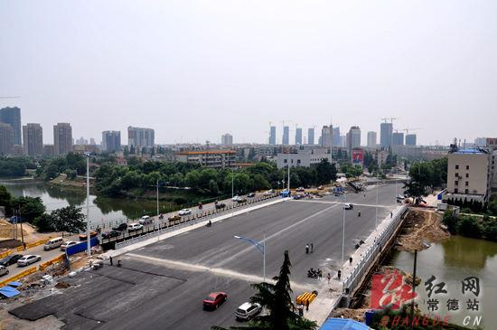 （柏园桥今天凌晨正式通车。）