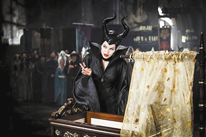 《沉睡魔咒》剧照 深圳特区报讯 由迪士尼影业制作出品的2014年暑期